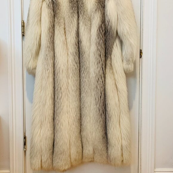 Incredible Full Length Blue Fox Fur Coat | Beautiful Collar | Stunning White Fur - Picture 12 of 16